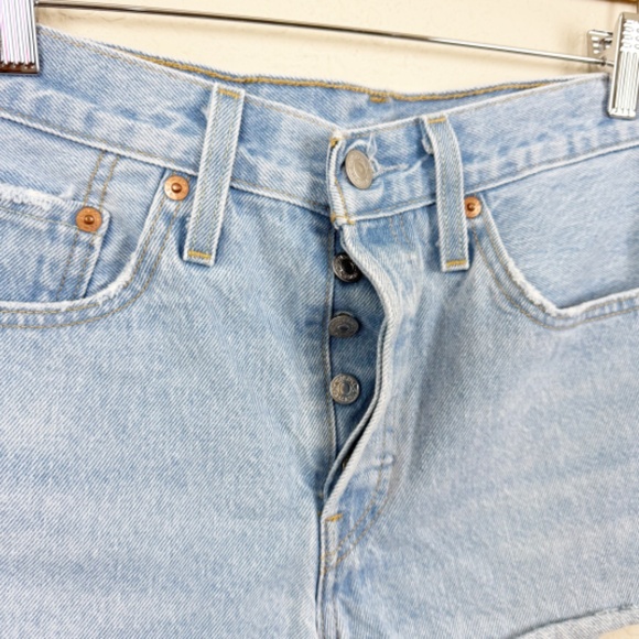 Levi's 501 Light Wash Button Fly Shorts Size 26 - Picture 2 of 6